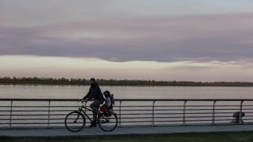 Un desagradable cielo multicolor por efecto de la quema de pastizales.