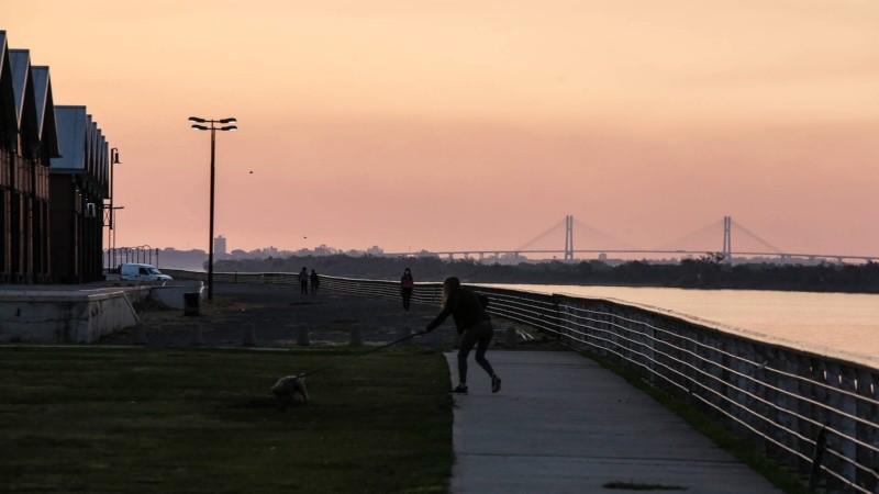 Un desagradable cielo multicolor por efecto de la quema de pastizales.