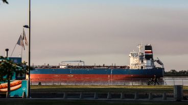 Un desagradable cielo multicolor por efecto de la quema de pastizales.