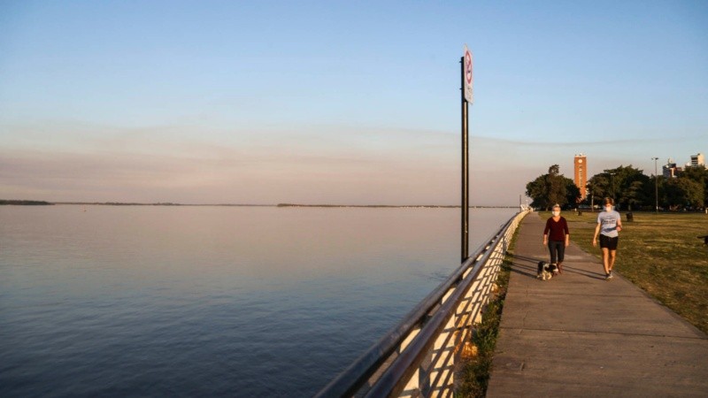 Un desagradable cielo multicolor por efecto de la quema de pastizales.