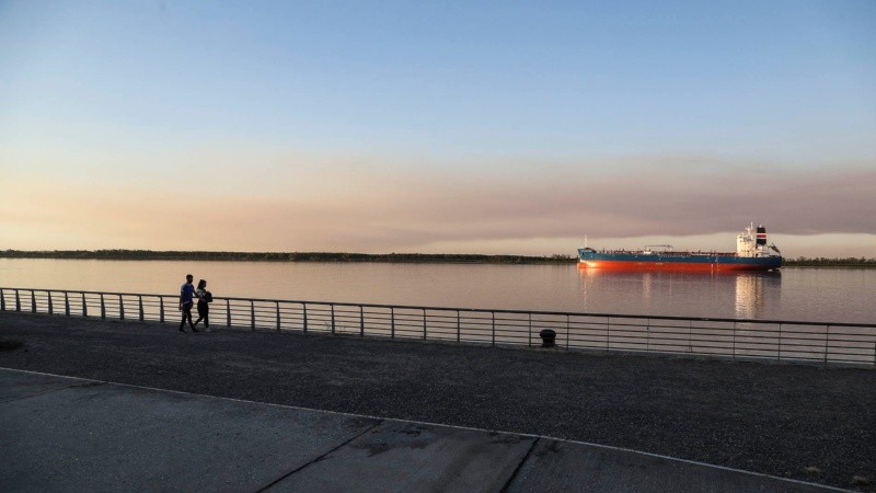 Un desagradable cielo multicolor por efecto de la quema de pastizales.
