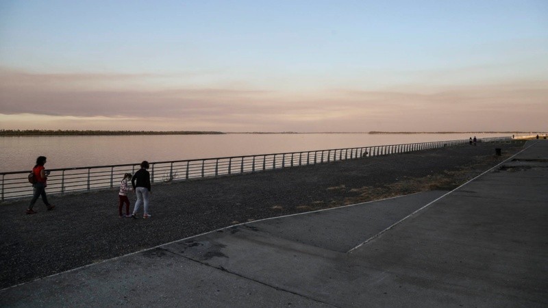 Un desagradable cielo multicolor por efecto de la quema de pastizales.