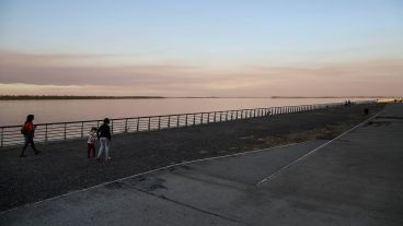 Un desagradable cielo multicolor por efecto de la quema de pastizales.