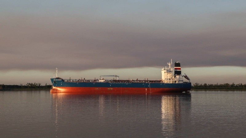 Un desagradable cielo multicolor por efecto de la quema de pastizales.