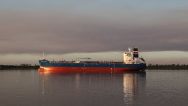 Un desagradable cielo multicolor por efecto de la quema de pastizales.