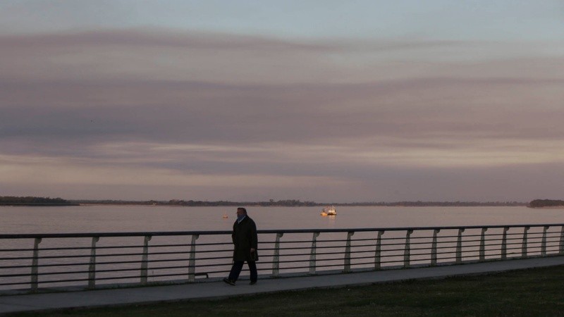 Un desagradable cielo multicolor por efecto de la quema de pastizales.