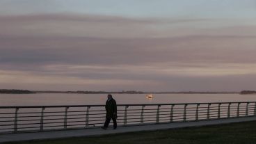 Un desagradable cielo multicolor por efecto de la quema de pastizales.