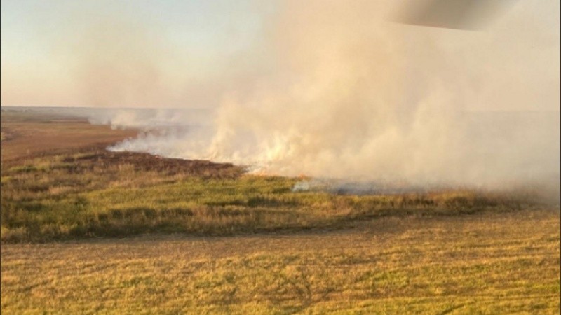 Las imágenes de la quema captadas desde el helicóptero hidrante este jueves.