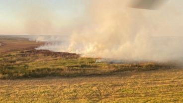 Las imágenes de la quema captadas desde el helicóptero hidrante este jueves.