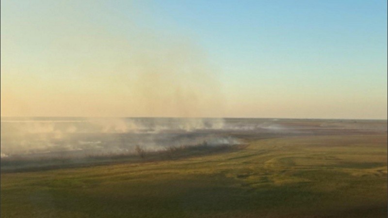 La quema de pastizales registrada desde el helicóptero hidrante en su vuelo de reconocimiento.