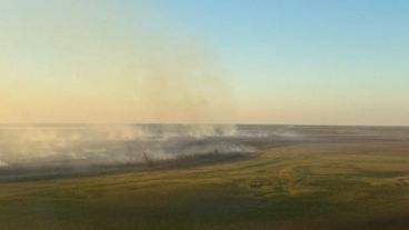 La quema de pastizales registrada desde el helicóptero hidrante en su vuelo de reconocimiento.