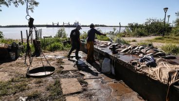 Pesca indiscriminada y bajante: condimentos que habilitaron la medida.