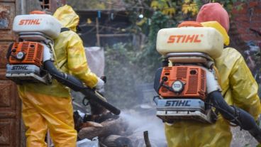 Tareas de fumigación en Villa Gobernador Gálvez.