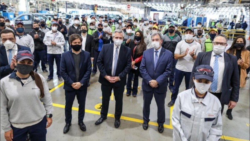 El Presidente visitó la planta de Toyota, en Zárate, que volvió a producir con un protocolo especial por la pandemia.