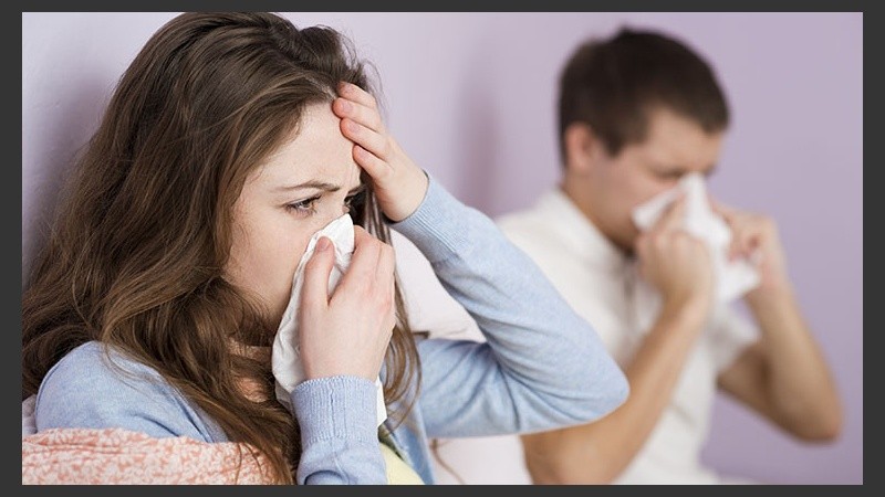 Los síntomas del resfrío son dolor de garganta, tos, estornudos, congestión nasal, fiebre baja y dolores de cabeza.