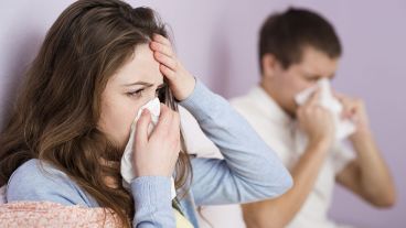 Los síntomas del resfrío son dolor de garganta, tos, estornudos, congestión nasal, fiebre baja y dolores de cabeza.