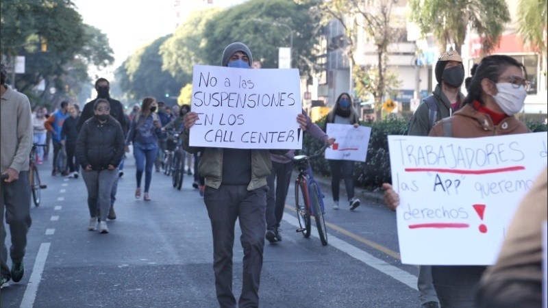Uno de los manifestantes con su cartel de protesta. 