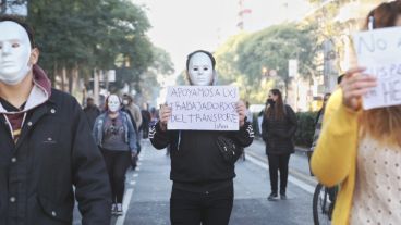 Uno de los manifestantes con su cartel de protesta.