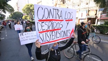 Uno de los manifestantes con su cartel de protesta.