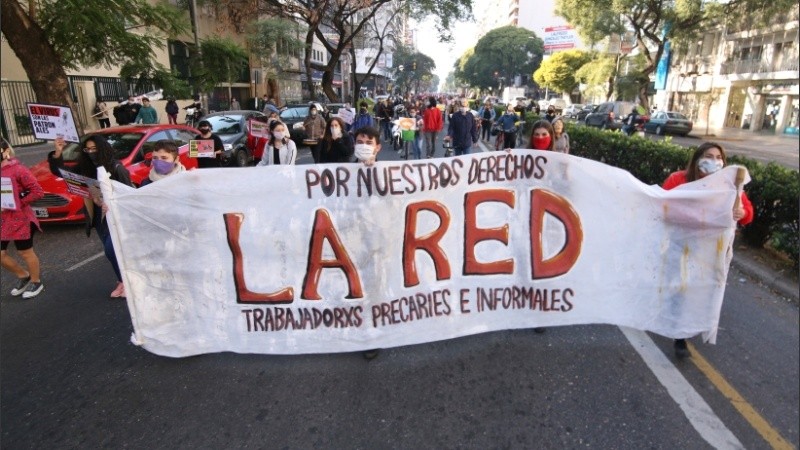 Manifestantes con su cartel de protesta. 
