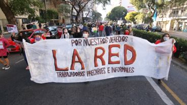 Manifestantes con su cartel de protesta.