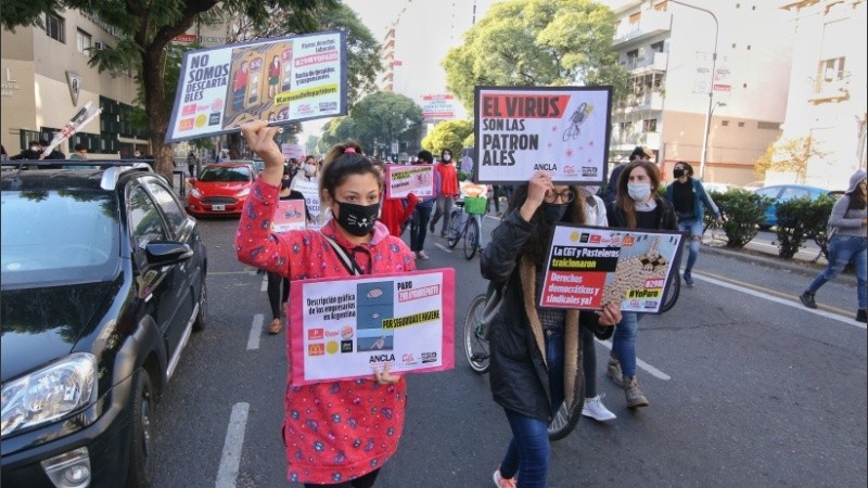 Manifestantes con su cartel de protesta. 
