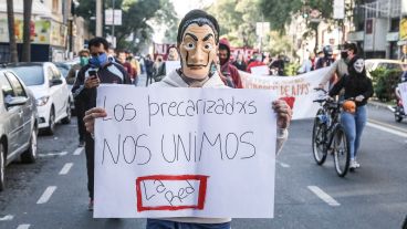 Manifestantes con su cartel de protesta.