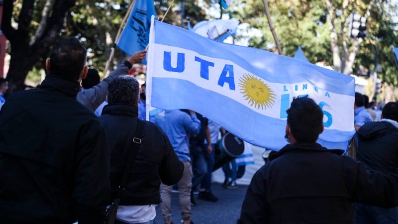La UTA podría lanzar un paro nacional si no se pagan sueldos en el interior. 