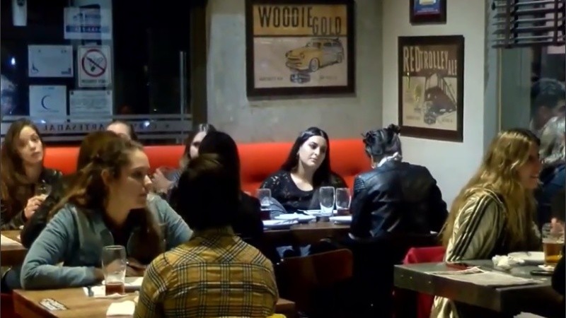 Los bares implementan adaptaciones para mantener sus puertas abiertas.