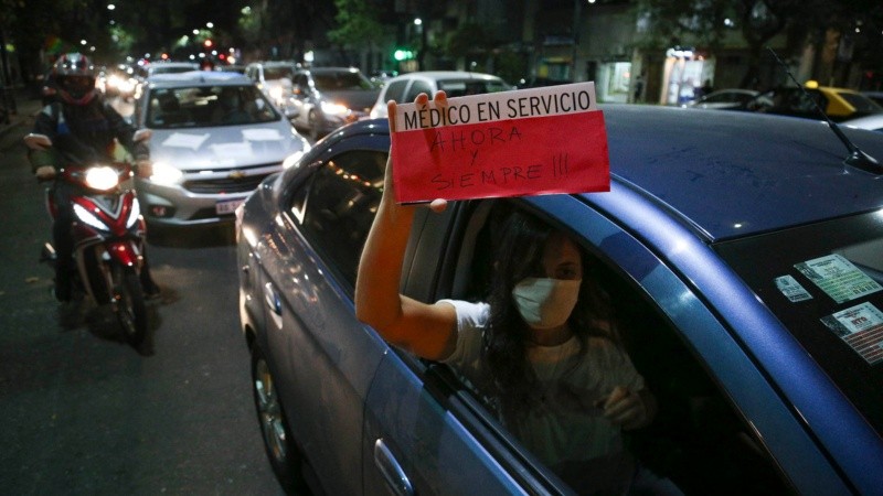Muchos autos y carteles en la manifestación.