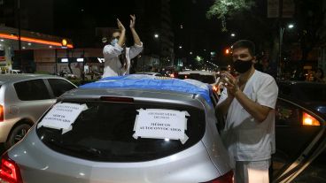 Médicos rosarinos durante la caravana de autos este viernes por avenida Pellegrini.