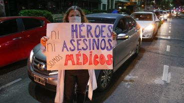 "Ni héroes ni asesinos: somos médicos". Uno de los tantos carteles visto este viernes.