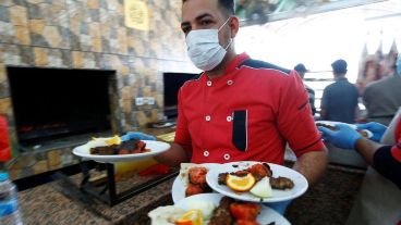 Mozos con barbijos atenderán en los locales.