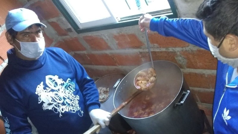 La olla popular se sostiene con la solidaridad de los rosarinos.