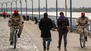 Por la mañana, a caminar con barbijo y bufanda.