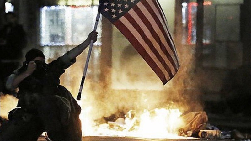 El gobierno de Los Ángeles, la segunda ciudad más poblada de Estados Unidos, declaró el toque de queda hasta esta madrugada