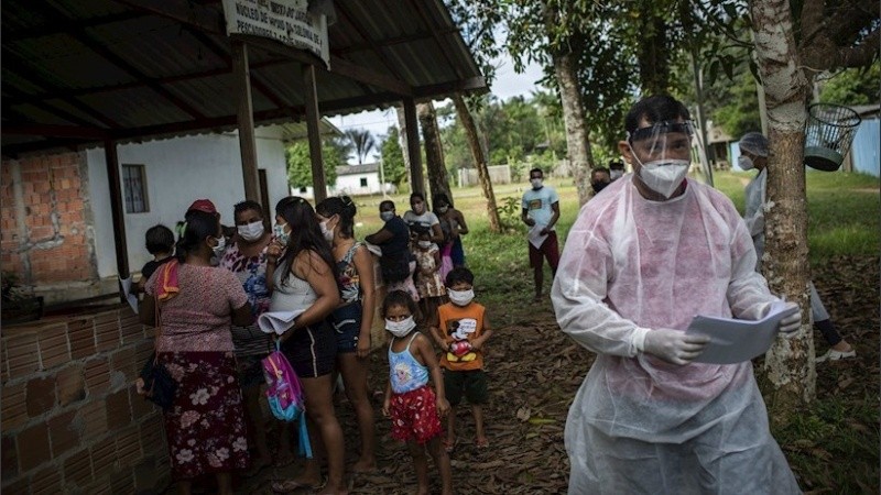 Asistencia médica en el Amazonas, una zona complicada por el covid-19.