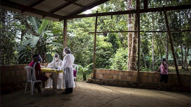 Asistencia médica en el Amazonas, una zona complicada por el covid-19.