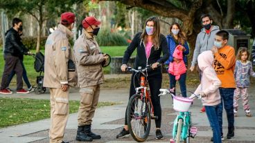 Sólo menores de 12 años pueden salir a pasear en bicicleta.