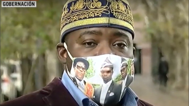 El particular tapabocas que mostró Steve. 