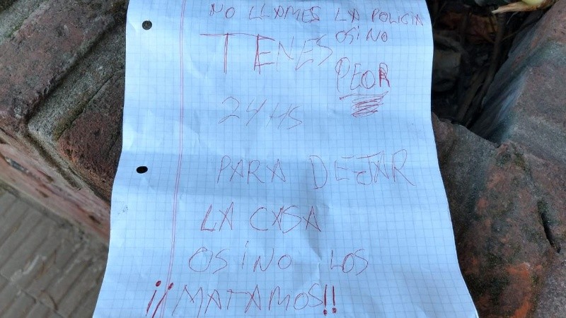 El papel que tiraron por abajo de la puerta de la casa de Omar. 