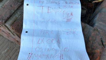 El papel que tiraron por abajo de la puerta de la casa de Omar.