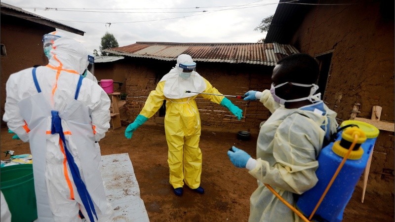 El ébola se transmite a través del contacto directo con la sangre y los fluidos corporales.