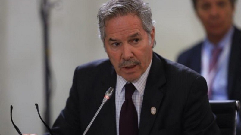El canciller Felipe Solá sigue la indicación del presidente Alberto Fernández de no trasladar a 12 embajadores políticos que ya fueron designados en varios países relevantes. 
