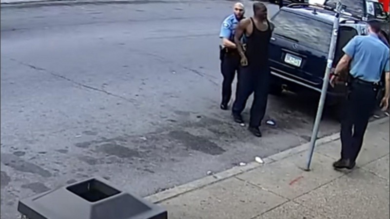 Así fue sacado del auto George Floyd. 