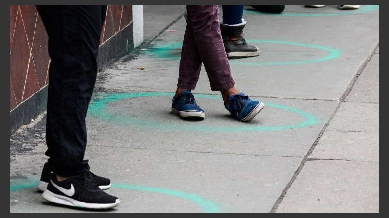 las posibilidades de contagio podrían reducirse a la mitad, si se guarda tres metros respecto de los demás