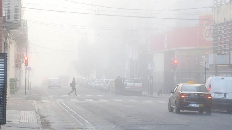 No se veía nada: postales desde la costa rosarina este martes por la mañana. 