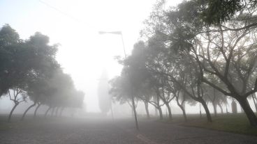 No se veía nada: postales desde la costa rosarina este martes por la mañana.