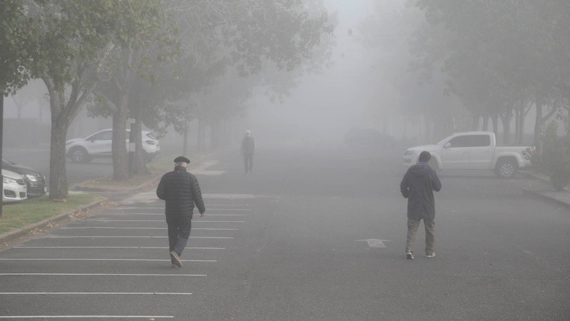 No se veía nada: postales desde la costa rosarina este martes por la mañana. 