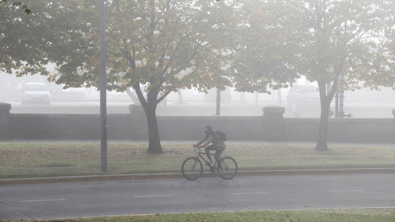 No se veía nada: postales desde la costa rosarina este martes por la mañana. 